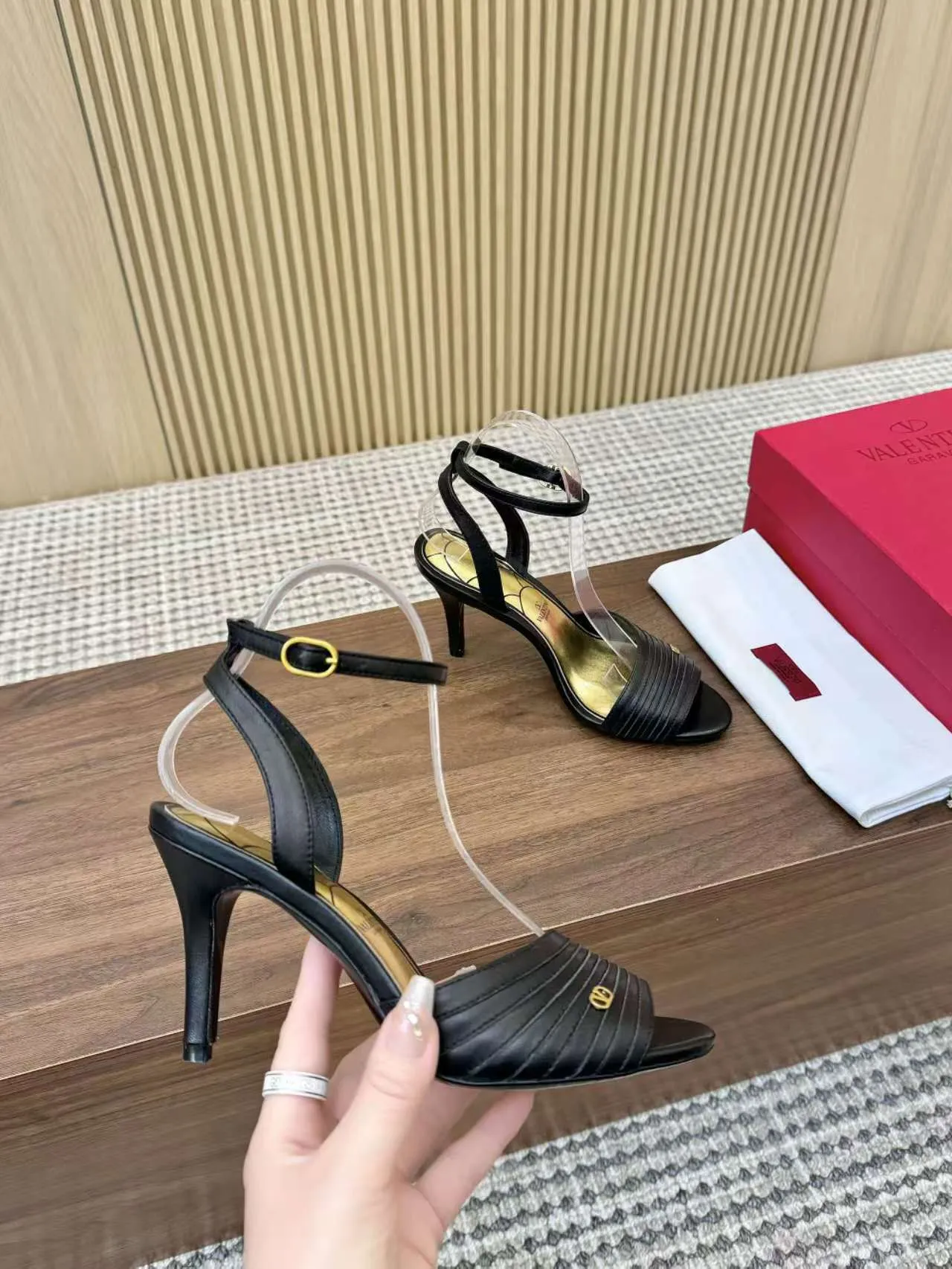 👟👟Ex-factory price 440👟👟 Genuine leather sole +40 Top version 𝑉𝐴𝐿𝐸𝑁𝑇𝐼𝑁𝑂 Valentino new spring and summer women's sandals worth buying ★Absolutely high-grade ❥Original method Absolute sensibility ❥Elegant style Create a different feeling Simple temperament style!  Code number: 35-41 (34-42 customized) Fabric: Imported sheepskin Lining: Lined sheepskin Heel height: 8 cm Leather outsole Rubber outsole